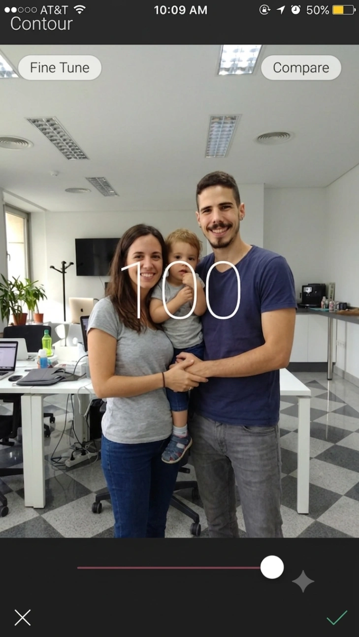 YouCam Perfect mobile App-Oberfläche, die intelligente Ausschneidefunktion und Familienporträt-Blending auf einem Smartphone-Bildschirm zeigt